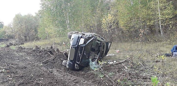 В перевернутой машине под Саратовом пострадали двое мужчин и женщина