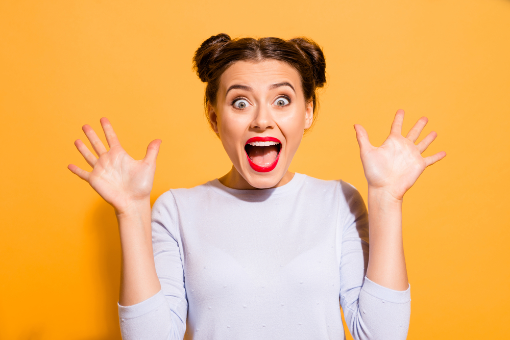 Удивленная девушка в очках. I had amazed. Человек на белом фоне. Удивленная женщина. I had amazed.