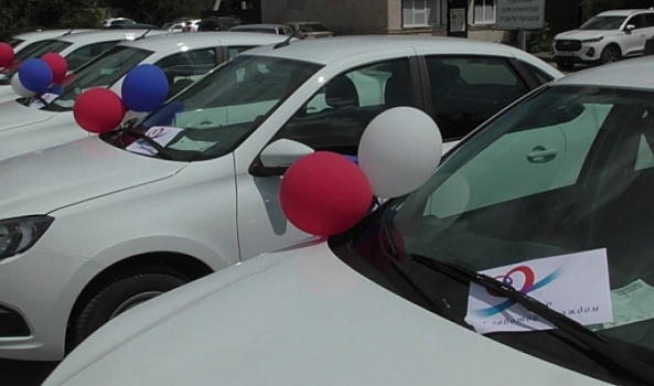 Пострадавшим на производстве волгоградцам вручили 16 авто со спецуправлением