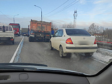 В Благовещенске на подъезде к мосту через Зею образовалась пробка из-за КамАЗа