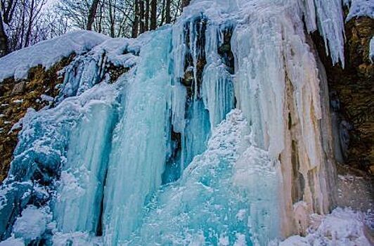 Ледяной водопад обнаружили нижегородцы под парком «Швейцария»