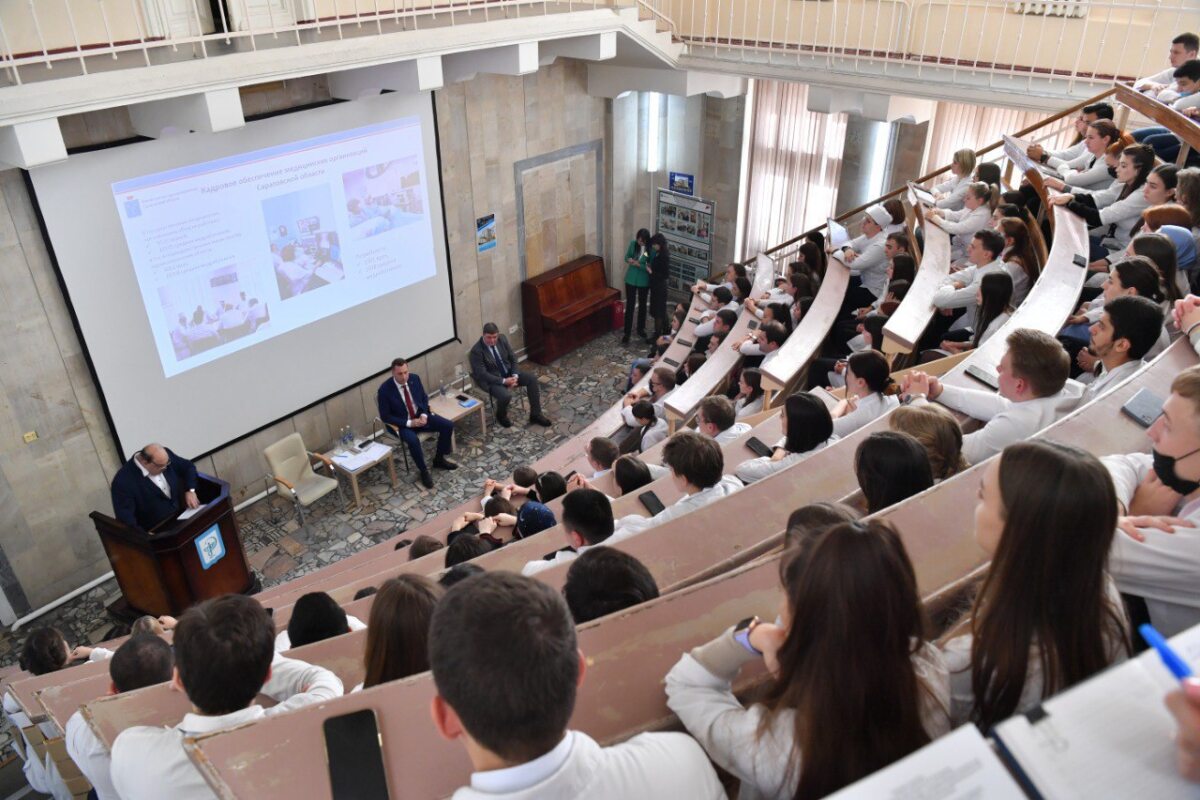Будущие медики задали вопросы губернатору области Роману Бусаргину