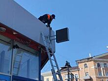 В центре Курска демонтировали рекламные вывески
