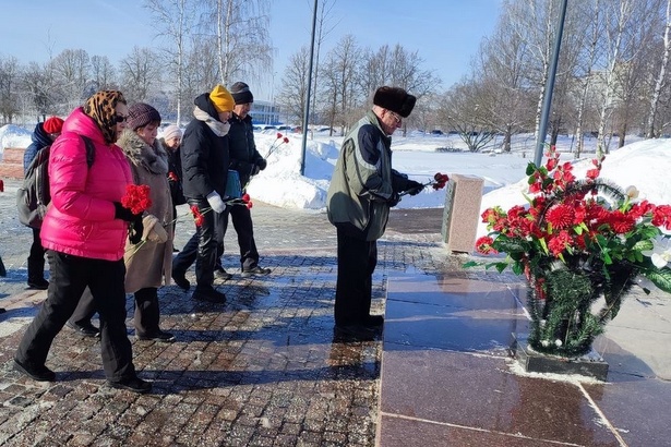В Савелках в рамках мемориально-патронатной акции состоялось возложение цветов к памятнику маршалу К. К. Рокоссовскому