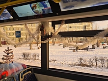 В Омске украсили к Новому году общественный транспорт