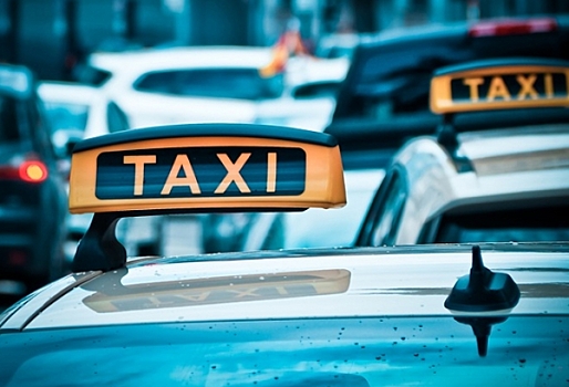 Омичка разводит таксистов на бесплатные поездки — соцсети