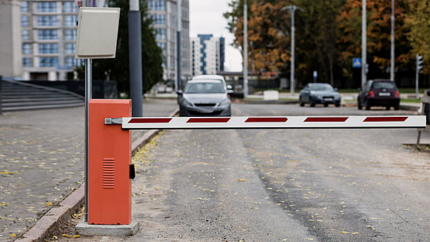 Не пускают во двор: куда жаловаться на незаконный шлагбаум