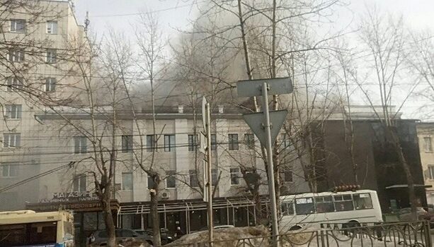 Около сотни пожарных тушат здание в Томске