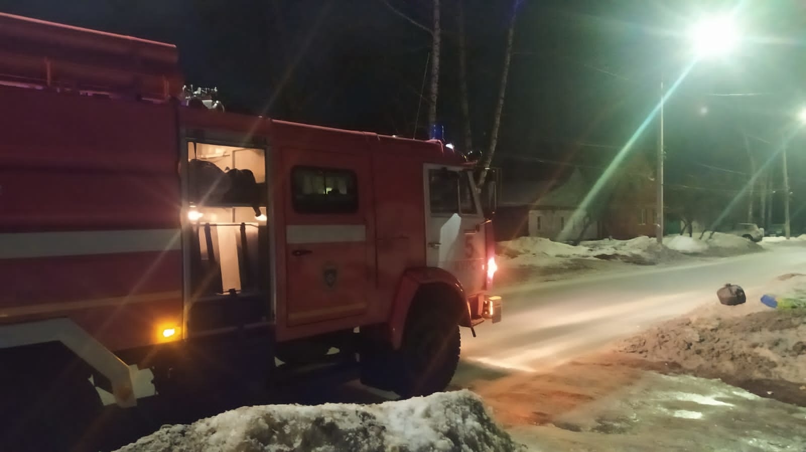В Курске вечером 7 января 22 человека тушили пожар в жилом доме