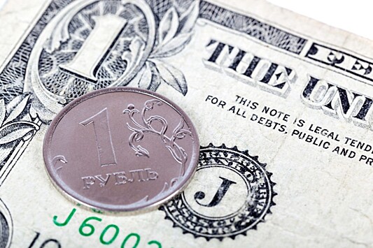 Аналитики оценили вероятность падения рубля до 100 за доллар