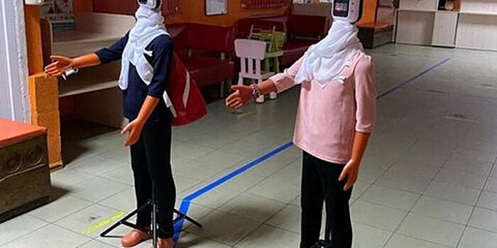 Роботы-дезинфекторы начали встречать пациентов детской поликлиники в Ростове