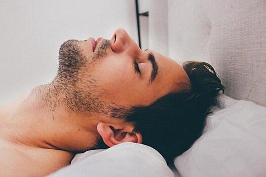 Психолог объяснила, как определить характер человека по его позе для сна