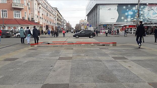 В Саратове из-за «точечных работ» перегородили свежереконструированную площадь Кирова