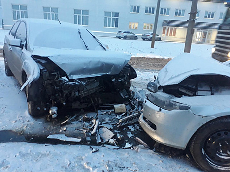 Лоб в лоб: в Самарской области из-за снегопада врезались две иномарки