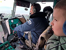 Командующий Балтфлотом исполнил мечту школьника полетать на вертолете