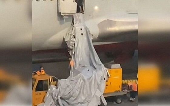 В Москве пассажир авиарейса в Турцию открыл аварийный выход из-за духоты