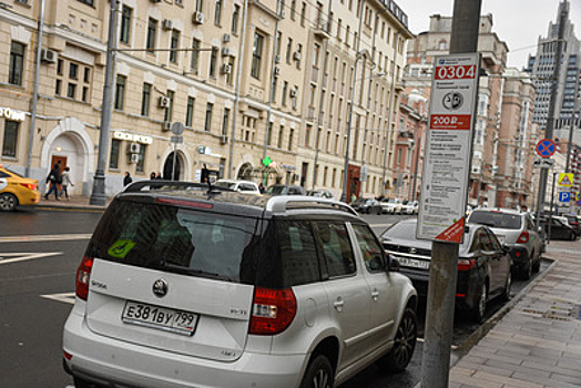 Более половины столичных водителей оплачивают место на парковке со шлагбаумом бесконтактно