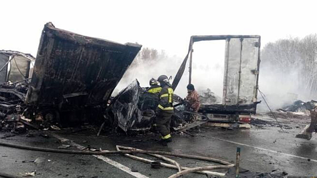 Крупная авария с тремя грузовиками оборвала жизнь водителя