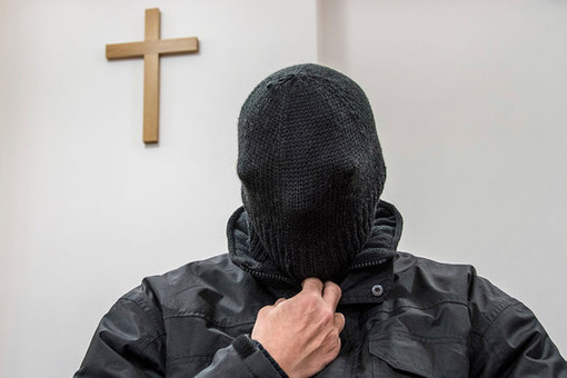 В Латвии осудили 83-летнего священника, который растлил пять девочек