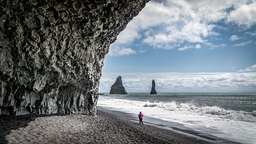 Единственным пляжем в списке не пригодным для купания стал исландский Рейнисфьяра (Reynisfjara). Черный песок и невероятные виды делают это место по-настоящему уникальным.