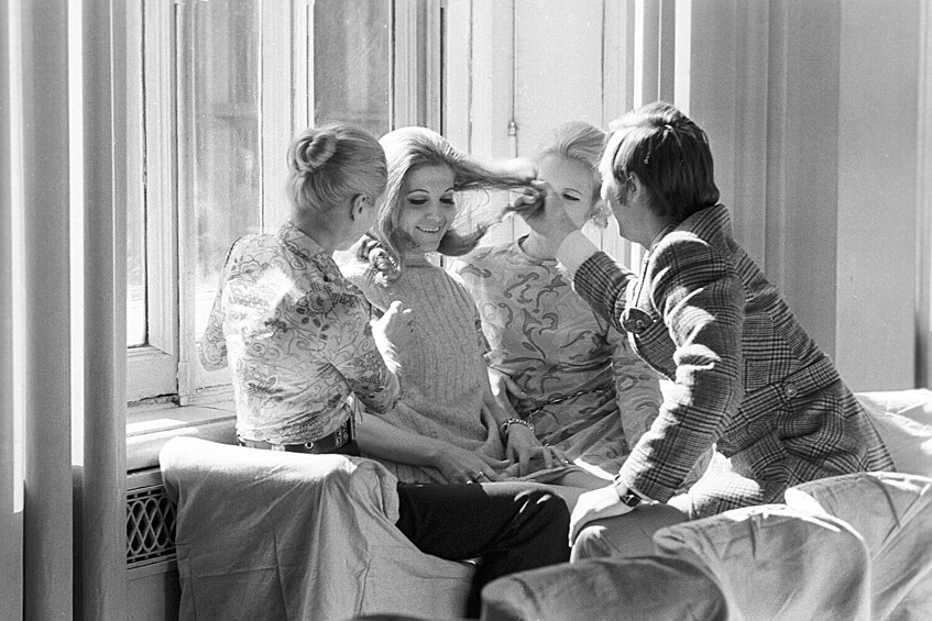 Вячеслав Зайцев с манекенщицами, 1971 год