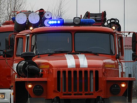 Под Саратовом деревянную баню тушили две пожарные машины