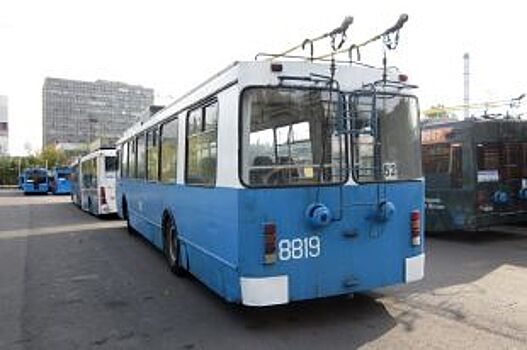 В центре Рязани мужчина проехал стоя на задней лестнице кузова троллейбуса