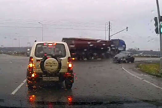 На видео попал момент ДТП в Подольске, как большегруз снес иномарку