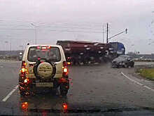 На видео попал момент ДТП в Подольске, как большегруз снес иномарку