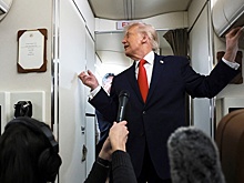 Во время общения с репортерами Трампа ударили дверью туалета, это сняли на видео