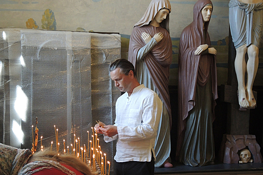 Неофициальная панихида прошла в московском храме на 9-й день со дня смерти Юрия Бутусова