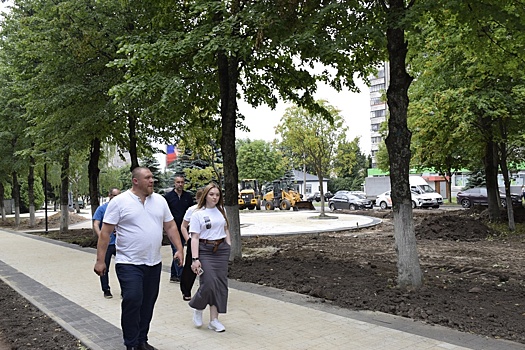 В Железногорске Курской области благоустраивают парк и аллею