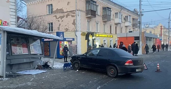 В Кемерово взрослые и ребенок пострадали при наезде иномарки на остановку