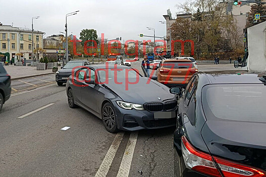 Неуправляемый BMW спровоцировал массовую аварию в центре Москвы