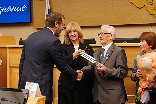 Губернатор Иркутской области Игорь Кобзев и спикер Заксобрания Александр Ведерников вручили почетные знаки «Признание» двум выдающимся жителям Приангарья