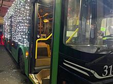 В Курске по маршрутам вышли украшенные трамвай и троллейбус