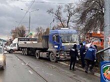 В центре Казани легковушка столкнулась с грузовиком, пассажир попал в больницу