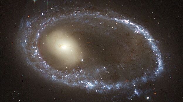 Столкновение галактик образовало кольцо