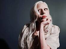 Леди Гага вышла в свет с обесцвеченными бровями