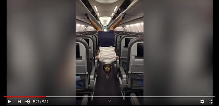 В Сети прославилась стюардесса, показавшая трюк стоя вверх ногами в самолете