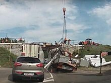 На видео попали последствия столкновения грузовика с опорой моста в Нарышкино