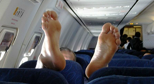Лучшее место в самолете? Эксперт рассказал, как высыпаться в эконом-классе