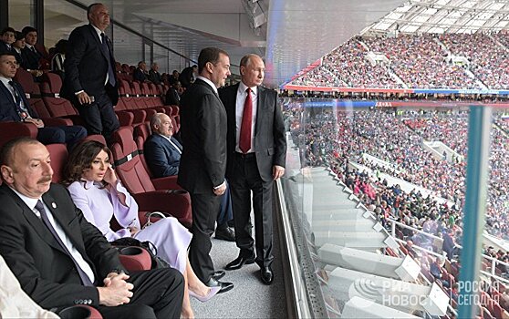 Россия радуется празднику футбола, но негативные воспоминания не отступают