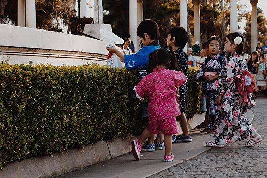 Почему японские дети с первого класса сами обслуживают себя в школе