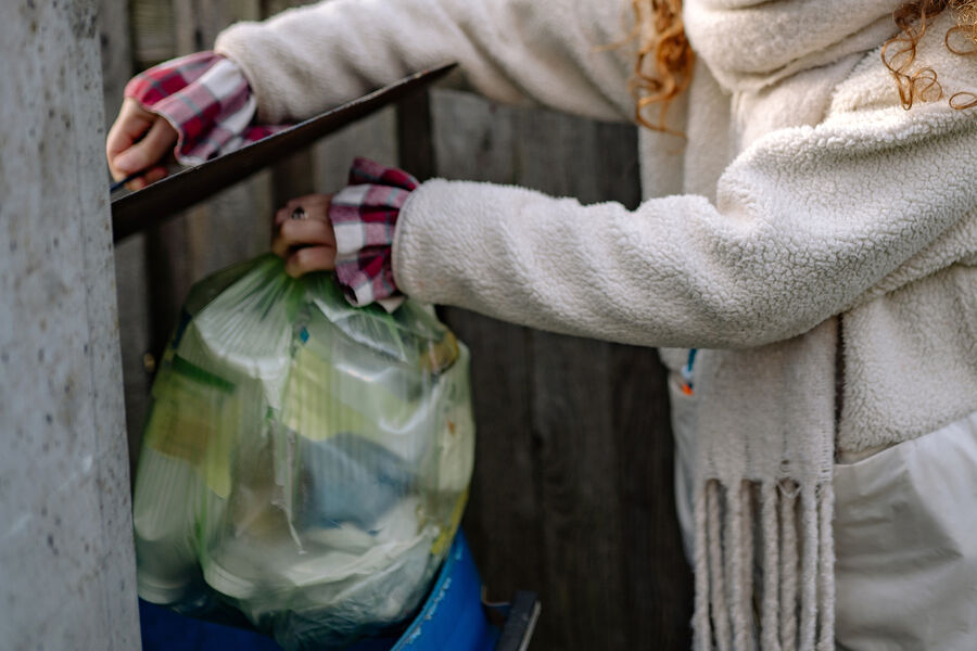 Россиян предупредили о крупных штрафах за мусор в коридоре