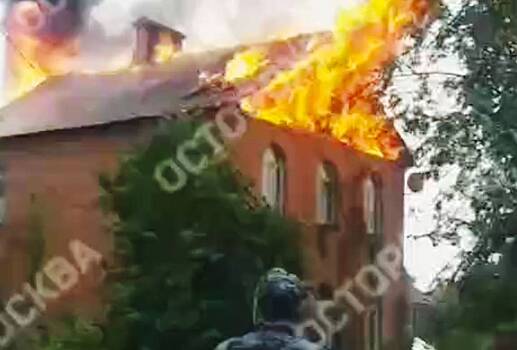 Загоревшийся после падения обломков БПЛА в Подмосковье дом сняли вблизи