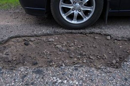 В центре Красноярска автомобиль провалился в дыру в асфальте