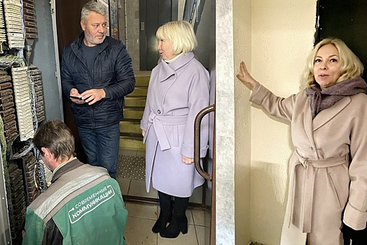 Качество ремонта подъезда корпуса 302А проверили муниципальные депутаты