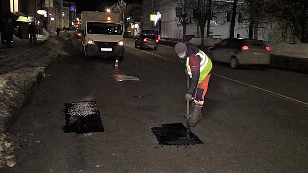 В Кирове продолжают латать дыры на дорогах