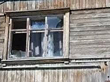 «Нет воды, света, все разгромлено!»: семью из Салехарда принудительно «выселили» из аварийной «деревяшки». ВИДЕО